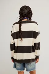 Remera oversize de manga larga y cuello redondo con diseño de rayas horizontales anchas en color negro y crudo, puños y ruedo en contraste.
