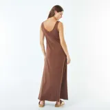Vestido largo marrón sin mangas con escote en V.