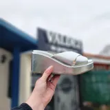 Zuecos de cuero plateado con plataforma corrida y taco chino, con tiras cruzadas en el empeine.