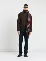 Campera Harrington de gamuza en color marrón, con cierre frontal, cuello clásico y bolsillos laterales con solapa.