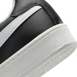 Championes Nike Court Royale negros con el logo de Nike en blanco en los laterales y suela blanca.