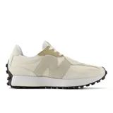 Championes New Balance modelo 327, de diseño retro con estética angular. Presentan una combinación de tonos crema y beige, con el logo 'N' sobredimensionado en el lateral y suela de goma con relieve inspirada en el trail.
