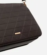 Bolso tipo bandolera de color marrón oscuro, con textura de cuero sintético (PU) y patrón geométrico acolchado en la parte frontal. Cuenta con herrajes dorados, cierre superior y una correa ancha de tela bicolor (beige y marrón) ajustable.