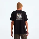 Camiseta negra de corte oversize con estampado cuadrado en la espalda que combina un diseño de camuflaje con el logo de la marca y la frase Never Stop Exploring.