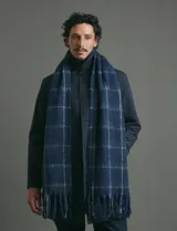 Bufanda de estilo escocés con textura, diseño clásico a cuadros y flecos en los extremos.