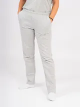 Pantalón deportivo gris claro, de corte recto y tiro alto, con cordones ajustables en la cintura y bolsillos laterales.