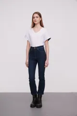 Pantalon jean de corte flare y tiro alto, en color azul oscuro con costuras a tono.