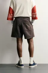 Bermuda jogger marrón de corte relajado, con efecto lavado, cintura elástica con cordón de ajuste y bolsillos laterales.