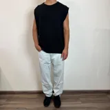 Pantalón de jean corte mom en color negro, de tiro medio y ajuste holgado en las piernas.