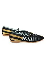 Bailarinas negras con pulsera, diseño bicolor que combina negro, dorado y transparencias. Fabricadas en España con materiales de alta calidad. Diseño con múltiples calados y rejilla transparente negra en la parte delantera. Punta y talón de seda plisada en oro y negro. Interior de piel y suela de cuero. Incluye cuña interna de 1,5cm y plantillas intercambiables de piel y lana.