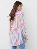 Blusa de gasa estampada a rayas verticales en tonos naranja, celeste, violeta y blanco. Tiene cuello con solapa, escote en V y abertura con botones.