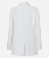 Blazer oversized de viscosa color blanco, con solapas en el cuello y cierre de un botón.