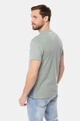 Remera de manga corta gris con rayas horizontales azules y blancas.