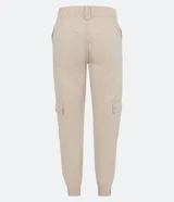 Pantalón jogger color beige, de tiro alto, con bolsillos cargo laterales y tobillos ajustados.