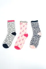 Pack de tres pares de medias crew con diferentes estampados: lunares grises, corazones sobre fondo rosado y animal print leopardo.