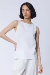 Musculosa blanca de corte recto y escote bote.