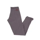 Pantalón de vestir azul marino, de corte recto, con bolsillos laterales y traseros. Se ajusta a la cintura con cinturón de cuero marrón.