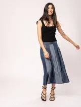 Falda midi color beige con paneles verticales blancos.