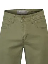 Pantalón tipo jeans de corte recto y tiro medio, color verde oliva. Presenta cierre frontal con botón y cremallera, bolsillos laterales y traseros, y costuras reforzadas. Confeccionado con tecnología Natural Flex para mayor movilidad.
