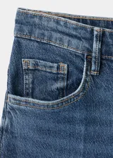 Jeans wide leg de tiro alto en color azul, con diseño largo, trabillas, cinco bolsillos y cierre delantero de cremallera y botón.