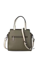 Cartera de mano y hombro color negro, de material símil cuero con textura granulada. Diseño estructurado con asas superiores y correa ajustable y desmontable para llevar cruzada. Presenta un pequeño aplique rectangular con logo en la parte frontal inferior.