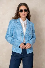 Chaqueta de cuero ecológico laminado en tono dorado metalizado, con diseño estilo biker, cierre frontal, bolsillos con cremallera y detalles de tachas en el cuello.