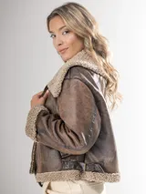 Campera marrón con cuello y puños de piel sintética color beige.