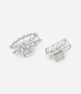 Pinza para el pelo plateada con forma ovalada y detalle de perlas artificiales.