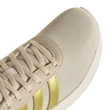 Championes Adidas Lite Racer 4.0 color beige con las icónicas tres tiras laterales en tono dorado metalizado. Presentan una estructura de malla transpirable, cordones al tono y una suela con tecnología Cloudfoam para mayor amortiguación.
