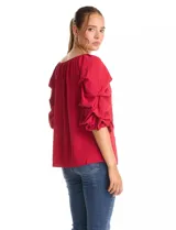 Blusa de crepe color rojo, con escote bote elastizado y mangas tres cuartos con volados.