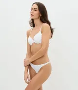 Kit de tres bombachas tipo colaless marca Lov, confeccionadas en microfibra con corte a hilo y laterales finos. Incluye colores negro, beige y blanco.