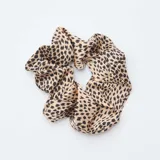 Pack de dos coleteros de tela satinada con estampado animal print de leopardo en tonos marrón y negro.