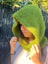 Bufanda con capucha tejida de lana color marrón.