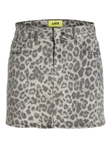Minifalda de denim con estampado animal print tipo leopardo en tonos grises y blancos, de tiro medio y corte recto.