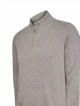 Sweater de punto de lana merino extrafina, color gris, con cuello alto y cierre frontal parcial. Presenta puños y ruedo acanalados.