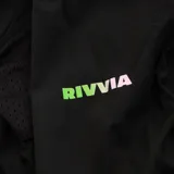 Campera negra Rivvia Pursuit Spray con capucha, cierre frontal completo y logo verde en el pecho.