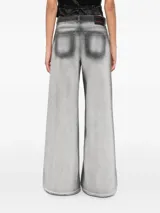 Jeans Diesel modelo 1978 D-Akemi-Fsi de corte wide leg, tiro medio y diseño de lavado degradado en tonos grises y negros, con efecto sombreado en los laterales.