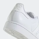 Championes Adidas Superstar blancos de cuero, con puntera de goma y las tres tiras laterales perforadas.