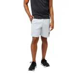 Short deportivo New Balance Tenacity Training, color gris claro, con logo estampado en negro en la pierna izquierda.