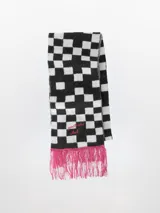 Bufanda de lana mohair a cuadros blancos y negros con flecos rosas en los extremos y bordado "pastiche club" en rosa.