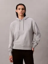 Buzo con capucha Calvin Klein Archive gris melange, confeccionado en mezcla de algodón y poliéster, con cordones de ajuste, puños y dobladillo de punto canalé, y sutil logo bordado en el pecho.