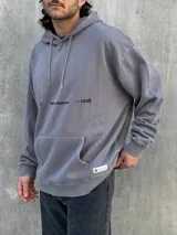 Canguro gris con capucha ajustable con cordones, bolsillo tipo canguro y logo estampado en el pecho.