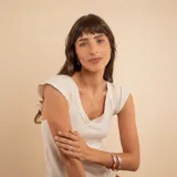 Esclava rígida de plata 925 con acabado satinado y diseño de cinta ancha.