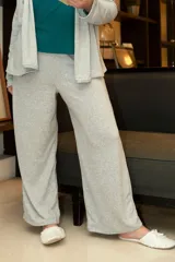 Pantalón ancho color gris confeccionado en lanilla, de tiro alto y con elástico en la cintura.