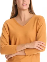 Buzo de tejido fino con escote en V, mangas tres cuartos estilo dolman y corte holgado.