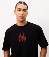 Remera boxy de algodón negro con cuello redondo, mangas cortas y estampa en la espalda con la inscripción "Spider-Man" en tono rojo con efecto desgastado.
