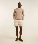 Bermuda masculina color beige, confeccionada en mezcla de algodón y lino, con cintura elástica y bolsillos laterales.