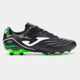Championes de fútbol Joma modelo Aguila, color negro con detalles en blanco y verde neón. Presentan tapones de color verde neón y un diseño clásico de bota de fútbol.