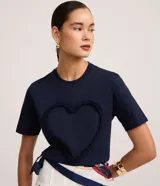 Remera de algodón color marrón chocolate, con cuello redondo, mangas cortas y detalle de corazón aplicado en el frente con volados de tela.