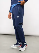 Pantalón deportivo Umbro del Club Nacional de Football, color azul marino. Presenta un diseño técnico con cortes estratégicos, el escudo del club en el muslo derecho y el logo de la marca en el izquierdo. Cuenta con puños elásticos en los tobillos.